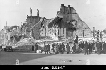 Soffiando sulle rovine in via Wierzbowa a Varsavia, Polonia. Un gruppo di persone guarda i lavori di demolizione. La fonte dà la data come 1939, la gente sta indossando i cappotti che suggeriscono le date dell'immagine dalla fine del 1939 dopo l'invasione tedesca e la resa polacca Foto Stock