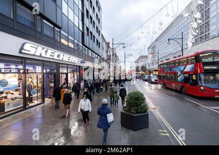 Diverse strade principali dello shopping sono viste per essere relativamente tranquilla questo pomeriggio, un giorno prima della vigilia di Natale. Immagine scattata il 23rd dicembre 2022. © Belinda J Foto Stock