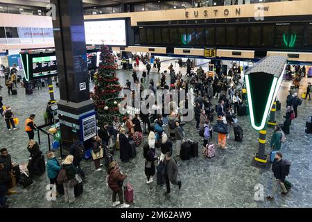 La stazione ferroviaria è considerata affollata dal momento che molte persone viaggiano durante le vacanze di Natale. Immagine scattata il 23rd dicembre 2022. © Belinda Jiao jiao.bilin@gmail.co Foto Stock