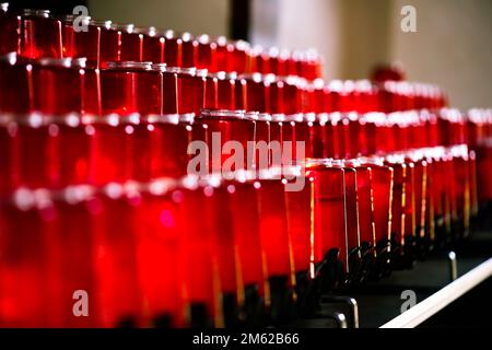 Candele nel foyer della Missione San Juan Capistrano Foto Stock