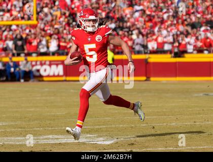 Kansas City, Stati Uniti. 01st Jan, 2023. Il punter Tommy Townsend dei capi di Kansas City (5) ha cercato di convertire un punto in più dopo un brutto scatto all'Arrowhead Stadium di Kansas City, Missouri, sabato 1 gennaio 2023. Foto di Jon Robichaud/UPI Credit: UPI/Alamy Live News Foto Stock