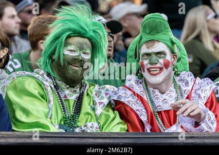 Philadelphia, Stati Uniti. 01st Jan, 2023. I fan delle Eagles di Philadelphia vestiti come Mummers per il New Years Day celebrano durante la seconda metà contro i New Orleans Saints nella settimana 17 della stagione NFL al Lincoln Financial Field di Philadelphia domenica 1 gennaio 2023. I Santi vincono 20-10. Foto di Laurence Kesterston/UPI Credit: UPI/Alamy Live News Foto Stock