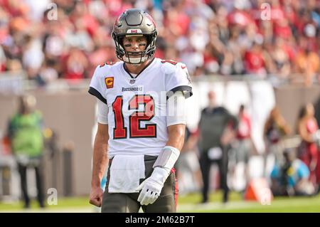 Tampa, Stati Uniti. 01st Jan, 2023. Tom Brady (12), quartier di Tampa Bay Buccaneers, cammina verso il quartiere durante il secondo tempo contro i Carolina Panthers al Raymond James Stadium di Tampa, Florida, domenica 1 gennaio 2023. Foto di Steve Nesius/UPI. Credit: UPI/Alamy Live News Foto Stock