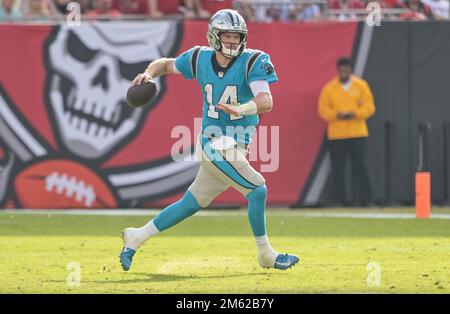 Tampa, Stati Uniti. 01st Jan, 2023. Il quartback Sam Darnold (14) dei Carolina Panthers si è messo in lotta contro i Tampa Bay Buccaneers durante il secondo tempo al Raymond James Stadium di Tampa, Florida, domenica 1 gennaio 2023. Foto di Steve Nesius/UPI. Credit: UPI/Alamy Live News Foto Stock