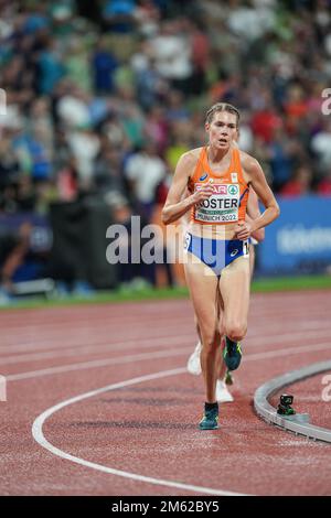 Maureen Koster partecipa ai 5000 metri del Campionato europeo di Atletica di Monaco 2022. Foto Stock