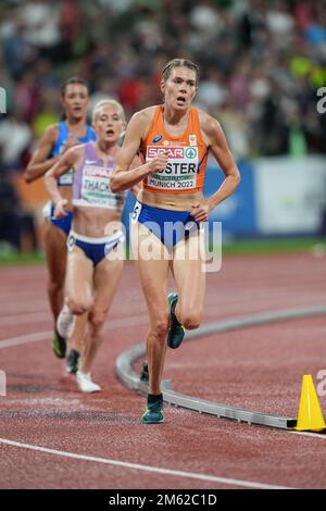 Maureen Koster partecipa ai 5000 metri del Campionato europeo di Atletica di Monaco 2022. Foto Stock