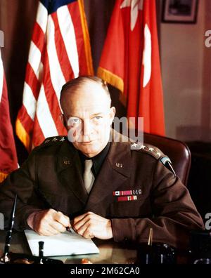 Ritratto del comandante militare americano (e futuro presidente degli Stati Uniti) generale Dwight D Eisenhower (1890 - 1969) mentre siede alla sua scrivania, dicembre 1943. (Foto di US Army Signal Corps/Interim Archives) Foto Stock