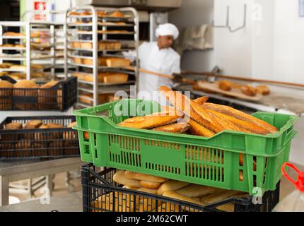 Pane fresco caldo nella panetteria in scatola Foto Stock