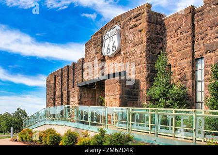 L'armeria Chandler Oklahoma, uno storico edificio militare Art Deco costruito in WPA sulla Route 66, ospita ora il centro interpretativo Route 66. Foto Stock