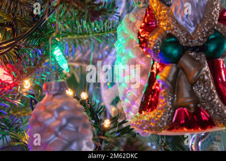 Ornamenti ravvicinati dell'albero di Natale, immagine di sfondo dello spazio di copia, look autentico Foto Stock