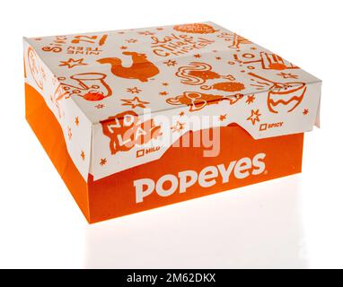 Winneconne, WI - 28 novembre 2022: Un pacchetto di popeyes take out food box su uno sfondo isolato. Foto Stock