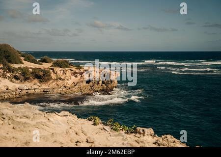 Una vista dell'Oceano Pacifico dalle scogliere del Mahaulepu Heritage Trail a Poipu, Kauai, Hawaii, USA. Foto di alta qualità Foto Stock