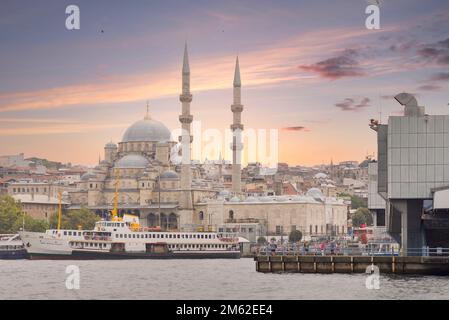 Istanbul, Turchia - 25 agosto 2022: Vista della città di Istanbul dal Corno d'Oro che domina la Moschea di Rustem Pasha, e parte del Ponte di Galata, prima del tramonto Foto Stock