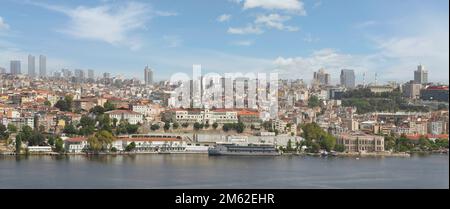 Vista della città di Istanbul dal cortile della Moschea del Sultano Selim di Yavuz, affacciato sul Corno d'Oro, Istanbul, Turchia Foto Stock