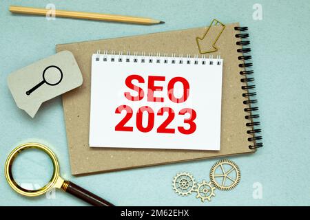 SEO 2023. testo su un notebook e su blocchi di legno. Foto Stock