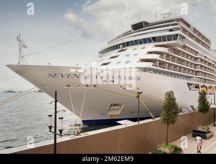 Istanbul, Turchia - 31 agosto 2022: Seven Seas Explorer, grande nave da crociera ormeggiata al terminal di Galatport, uno sviluppo a uso misto situato lungo la riva dello stretto del Bosforo, nel quartiere di Karakoy Foto Stock