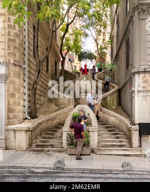 Istanbul, Turchia - 25 agosto 2022: Kamondo Stairs, una famosa scalinata pedonale che conduce alla Torre Galata, costruita intorno al 1870, situata su Banks Street a Galata, quartiere Karakoy Foto Stock