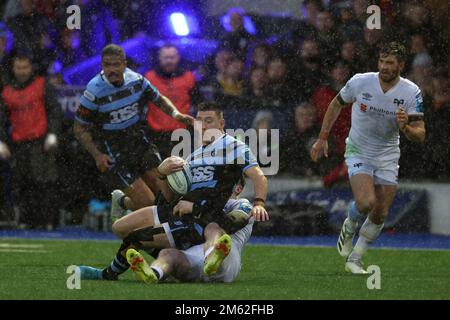 Cardiff, Regno Unito. 01st Jan, 2023. Josh Adams di Cardiff Rugby è affrontato. United Rugby Championship, Cardiff Rugby v Ospreys al BT Sport Cardiff Arms Park di Cardiff, Galles, domenica 1st gennaio 2023. pic di Andrew Orchard/Andrew Orchard sports photography/Alamy Live news Credit: Andrew Orchard sports photography/Alamy Live News Foto Stock