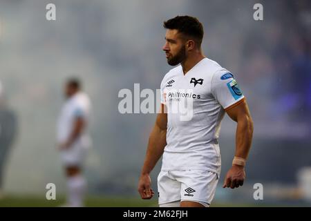 Cardiff, Regno Unito. 01st Jan, 2023. Rhys Webb di Ospreys guarda sopra. United Rugby Championship, Cardiff Rugby v Ospreys al BT Sport Cardiff Arms Park di Cardiff, Galles, domenica 1st gennaio 2023. pic di Andrew Orchard/Andrew Orchard sports photography/Alamy Live news Credit: Andrew Orchard sports photography/Alamy Live News Foto Stock