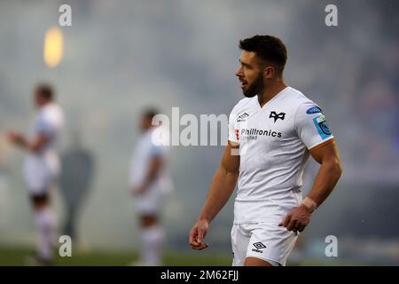 Cardiff, Regno Unito. 01st Jan, 2023. Rhys Webb di Ospreys guarda sopra. United Rugby Championship, Cardiff Rugby v Ospreys al BT Sport Cardiff Arms Park di Cardiff, Galles, domenica 1st gennaio 2023. pic di Andrew Orchard/Andrew Orchard sports photography/Alamy Live news Credit: Andrew Orchard sports photography/Alamy Live News Foto Stock