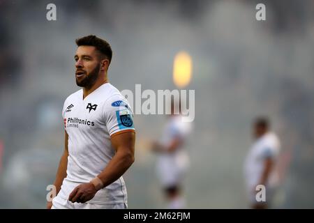 Cardiff, Regno Unito. 01st Jan, 2023. Rhys Webb di Ospreys guarda sopra. United Rugby Championship, Cardiff Rugby v Ospreys al BT Sport Cardiff Arms Park di Cardiff, Galles, domenica 1st gennaio 2023. pic di Andrew Orchard/Andrew Orchard sports photography/Alamy Live news Credit: Andrew Orchard sports photography/Alamy Live News Foto Stock