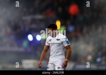 Cardiff, Regno Unito. 01st Jan, 2023. Rhys Webb di Ospreys guarda sopra. United Rugby Championship, Cardiff Rugby v Ospreys al BT Sport Cardiff Arms Park di Cardiff, Galles, domenica 1st gennaio 2023. pic di Andrew Orchard/Andrew Orchard sports photography/Alamy Live news Credit: Andrew Orchard sports photography/Alamy Live News Foto Stock