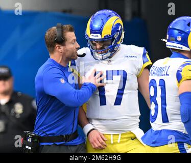 Baker Mayfield (17) si congratula con il capo allenatore Sean McVay dopo il secondo trimestre di touchdown contro i Chargers al SoFi Stadium di Inglewood, California, domenica 1 gennaio 2023. Foto di Jon SooHoo/UPI Foto Stock