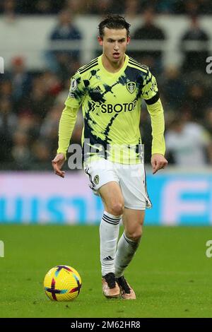 Newcastle, Regno Unito. 31st dicembre 2022. Pascal Struijk di Leeds United durante la partita della Premier League tra Newcastle United e Leeds United a St James's Park, Newcastle, sabato 31st dicembre 2022. (Credit: Marco Fletcher | NOTIZIE MI) Credit: NOTIZIE MI & Sport /Alamy Live News Foto Stock