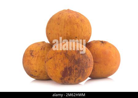 Frutta di Santol isolata su sfondo bianco. Foto Stock