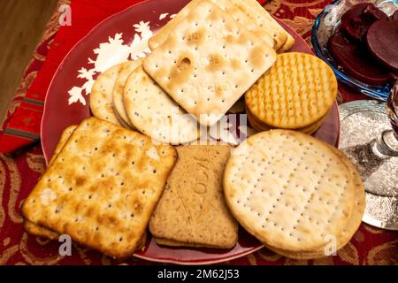 Una selezione di biscotti Jacobs per formaggio su un piatto su un tavolo. Foto Stock