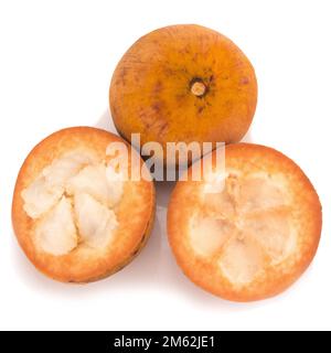 Frutta di Santol isolata su sfondo bianco. Foto Stock