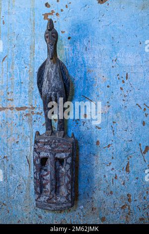 La maschera africana dei Dogoni del Mali è scolpita a mano di legno. Foto Stock