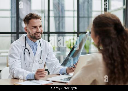 Concentrato medico maschio guardando a raggi x immagine della colonna vertebrale Foto Stock