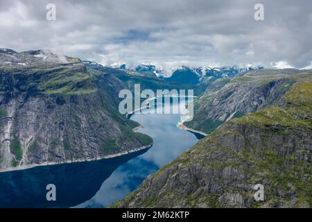 Il paesaggio stupefacente del lago Ringedalsvatnet dal punto panoramico Trolltunga, Norvegia Foto Stock