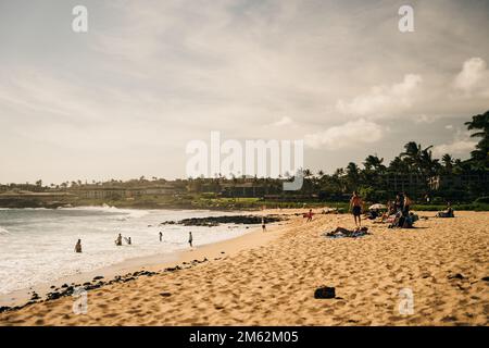 Una vista dell'Oceano Pacifico dalle scogliere del Mahaulepu Heritage Trail a Poipu, Kauai, Hawaii, USA. Foto di alta qualità Foto Stock