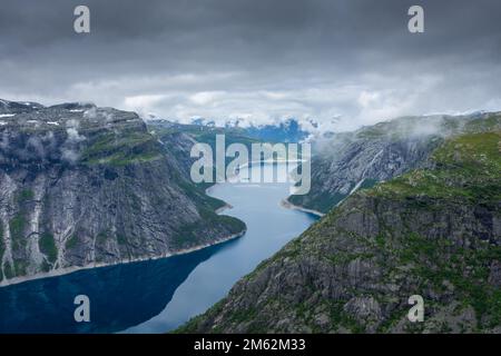 Il paesaggio stupefacente del lago Ringedalsvatnet dal punto panoramico Trolltunga, Norvegia Foto Stock