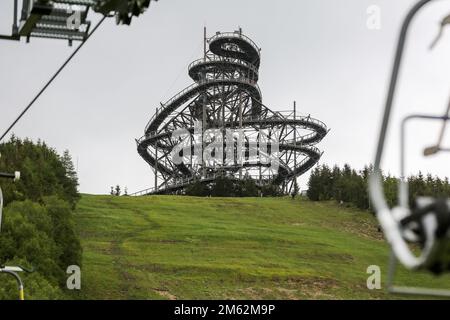 Una vista sulla Sky Walk, un'impressionante struttura in legno con uno scivolo a spirale lungo 100 metri, e vedute sull'intero massiccio di Kralicky Sneznik con la pittoresca valle del fiume Morava situata a Dolni Morava. Il sentiero della nuvola Sky Walk si trova a 1.116 metri sul livello del mare. In cima allo Sky Walk c'è una rete sospesa a 50 metri dal suolo dove si può stare in piedi e guardare in basso. Foto Stock