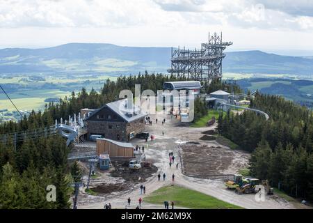 Una vista sulla Sky Walk, un'impressionante struttura in legno con uno scivolo a spirale lungo 100 metri, e vedute sull'intero massiccio di Kralicky Sneznik con la pittoresca valle del fiume Morava situata a Dolni Morava. Il sentiero della nuvola Sky Walk si trova a 1.116 metri sul livello del mare. In cima allo Sky Walk c'è una rete sospesa a 50 metri dal suolo dove si può stare in piedi e guardare in basso. Foto Stock