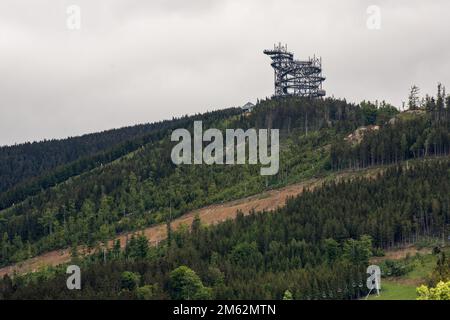Dolni Morava, Repubblica Ceca. 28th maggio, 2022. Una vista sulla Sky Walk, un'impressionante struttura in legno con uno scivolo a spirale lungo 100 metri, e vedute sull'intero massiccio di Kralicky Sneznik con la pittoresca valle del fiume Morava situata a Dolni Morava. Il sentiero della nuvola Sky Walk si trova a 1.116 metri sul livello del mare. In cima allo Sky Walk c'è una rete sospesa a 50 metri dal suolo dove si può stare in piedi e guardare in basso. (Foto di Karol Serewis/SOPA Images/Sipa USA) Credit: Sipa USA/Alamy Live News Foto Stock
