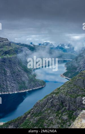 Il paesaggio stupefacente del lago Ringedalsvatnet dal punto panoramico Trolltunga, Norvegia Foto Stock