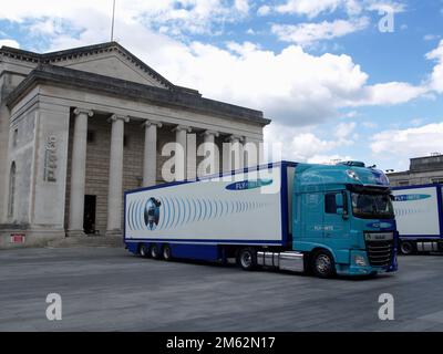 Due grandi camion di attrezzature presso la Southampton O2 Guildhall, prima di un concerto di Street Preachers Foto Stock