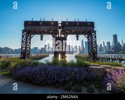 Una vista panoramica del Gantry Plaza state Park contro un cielo blu brillante a New York Foto Stock