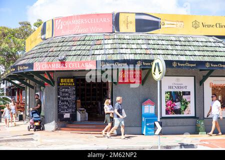 Negozio di alcolici Chambers Cellars ad Avalon Beach Sydney che vende vino, birra, alcolici e champagne, Sydney, NSW, Australia Foto Stock