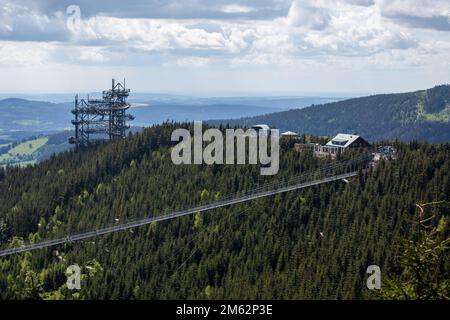 Dolni Morava, Repubblica Ceca. 28th maggio, 2022. Una vista dello Sky Bridge 721; il ponte sospeso più lungo del mondo e la Sky Walk; la struttura in legno tortuosa con vista sull'intero massiccio di Kralicky Sneznik a Dolni Morava. La struttura del ponte è lunga 721 metri ed è sospesa a 95 metri sopra la valle del torrente Mlynsky; dal crinale del monte Slamnik al crinale del monte Chlum. (Foto di Karol Serewis/SOPA Images/Sipa USA) Credit: Sipa USA/Alamy Live News Foto Stock