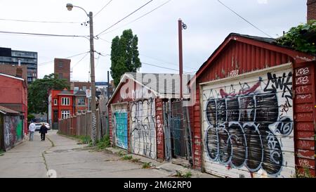 Graffiti colorati sul garage nel vicolo di Toronto, Ontario, Canada Foto Stock