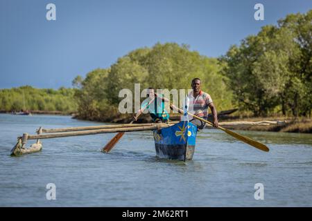 Canoa tradizionale al villaggio di pescatori di Betania, spiaggia di Toliara, vicino a Morondava, Madagascar, Africa Foto Stock