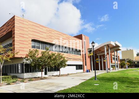 HUNTINGTON BEACH, CALIFORNIA - 01 GEN 2023: Il Centro servizi studenti nel campus del Golden West College. Foto Stock
