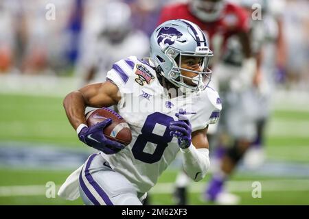 31 dicembre 2022: Il ricevitore Phillip Brooks (8) di Kansas St. Cerca la stanza di corsa dopo una cattura durante l'Allstate Sugar Bowl annuale 89th tra l'Alabama Crimson Tide e la Kansas St. Wildcats al Caesars Superdome di New Orleans, LOUISIANA. Jonathan Mailhes/CSM Foto Stock