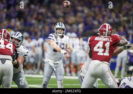 31 dicembre 2022: Il quartback di Kansas St. Will Howard (18) consegna un pass durante il 89th° Allstate Sugar Bowl annuale tra l'Alabama Crimson Tide e Kansas St. Wildcats al Caesars Superdome di New Orleans, LOUISIANA. Jonathan Mailhes/CSM Foto Stock