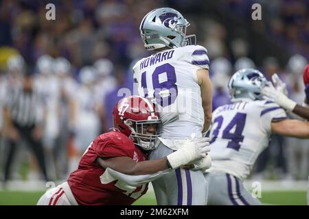 31 dicembre 2022: Il quarto di Kansas St. Will Howard (18) è colpito dal difensore dell'Alabama Byron Young (47) durante il 89th° Allstate Sugar Bowl annuale tra l'Alabama Crimson Tide e la Kansas St. Wildcats al Caesars Superdome di New Orleans, LOUISIANA. Jonathan Mailhes/CSM Foto Stock